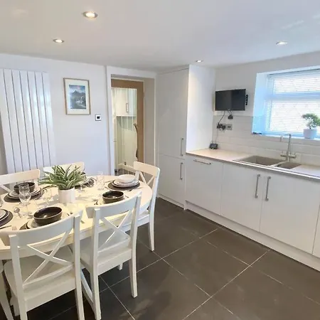 Modern 4-Bed Cottage Llanwrst Town Centre & Parking - Snowdonia! Near Betws-Y-Coed Llanrwst Exterior photo