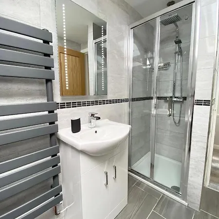 Modern 4-Bed Cottage Llanwrst Town Centre & Parking - Snowdonia! Near Betws-Y-Coed Llanrwst Exterior photo