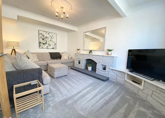 Modern 4-Bed Cottage Llanwrst Town Centre & Parking - Snowdonia! Near Betws-Y-Coed