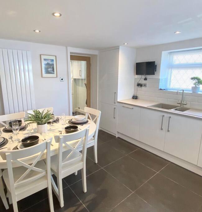 Holiday home Modern 4-bed Llanwrst Town Centre & Parking - Snowdonia! Near Betws-y-coed