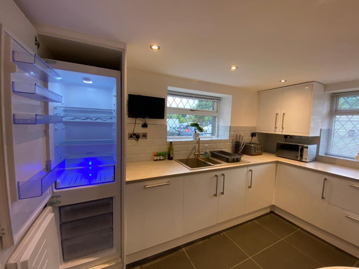 Modern 4-bed Llanwrst Town Centre & Parking - Snowdonia! Near Betws-y-coed Holiday home