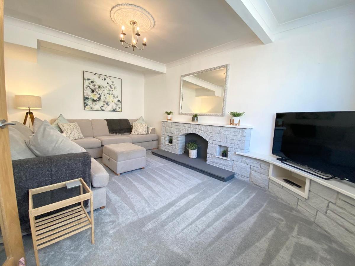 Modern 4-bed Llanwrst Town Centre & Parking - Snowdonia! Near Betws-y-coed