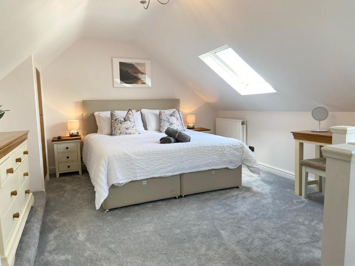 Modern 4-bed Llanwrst Town Centre & Parking - Snowdonia! Near Betws-y-coed Holiday home Llanrwst
