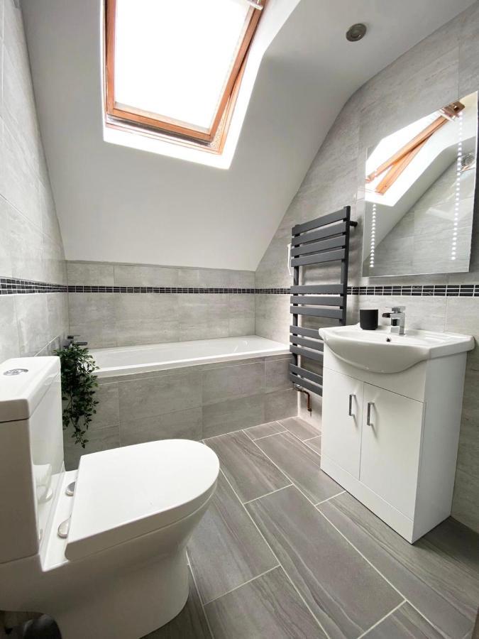 Modern 4-bed Llanwrst Town Centre & Parking - Snowdonia! Near Betws-y-coed Holiday home Llanrwst