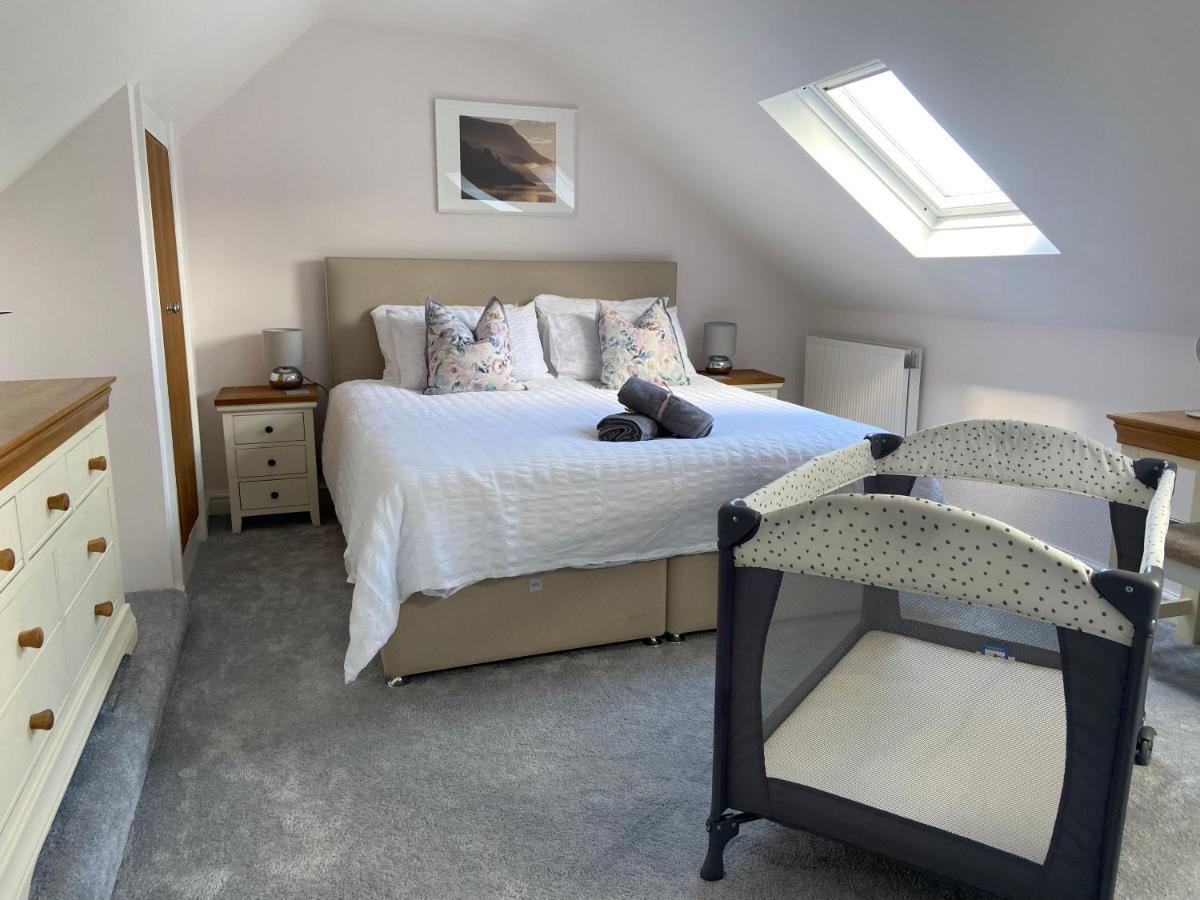 Modern 4-bed Llanwrst Town Centre & Parking - Snowdonia! Near Betws-y-coed Holiday home *