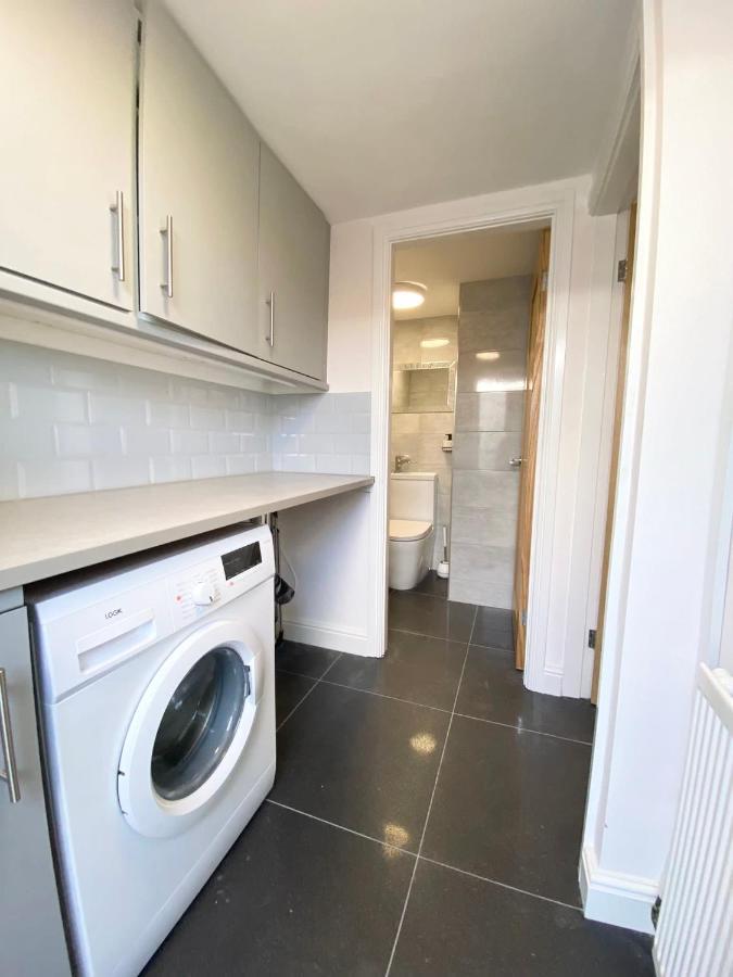 Modern 4-bed Llanwrst Town Centre & Parking - Snowdonia! Near Betws-y-coed Holiday home *