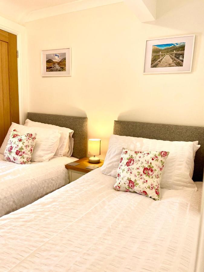 Modern 4-bed Llanwrst Town Centre & Parking - Snowdonia! Near Betws-y-coed *