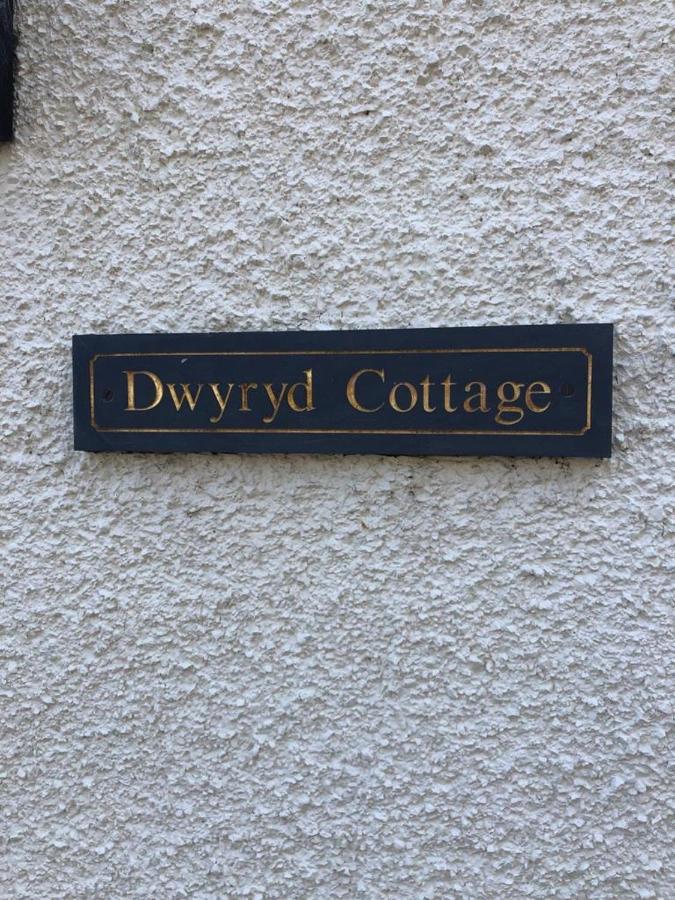 Modern 4-bed Llanwrst Town Centre & Parking - Snowdonia! Near Betws-y-coed Holiday home
