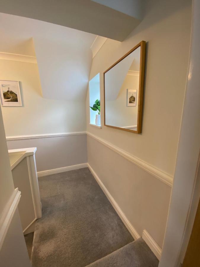 Modern 4-bed Llanwrst Town Centre & Parking - Snowdonia! Near Betws-y-coed * Llanrwst