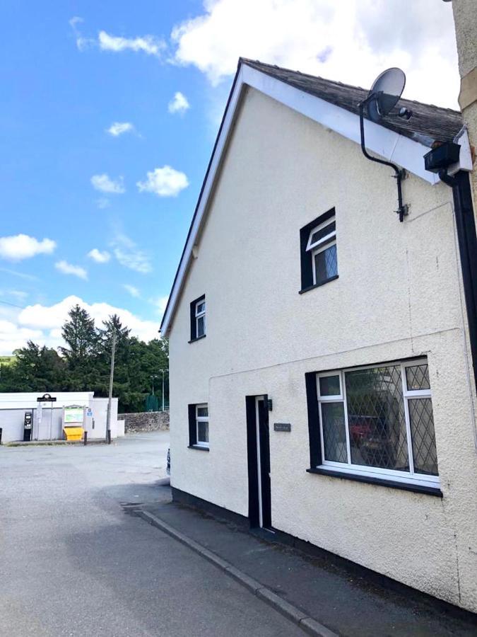 Modern 4-bed Llanwrst Town Centre & Parking - Snowdonia! Near Betws-y-coed