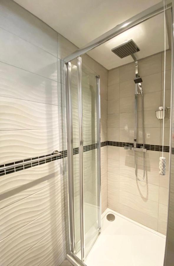 Modern 4-bed Llanwrst Town Centre & Parking - Snowdonia! Near Betws-y-coed Llanrwst