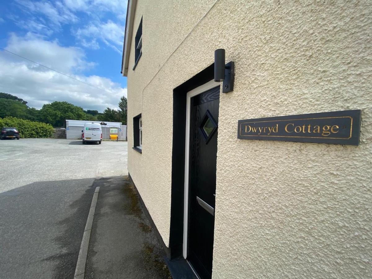 Modern 4-bed Llanwrst Town Centre & Parking - Snowdonia! Near Betws-y-coed Holiday home Llanrwst