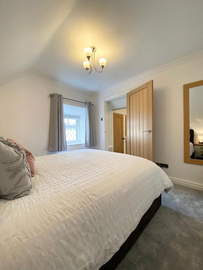 Modern 4-bed Llanwrst Town Centre & Parking - Snowdonia! Near Betws-y-coed *