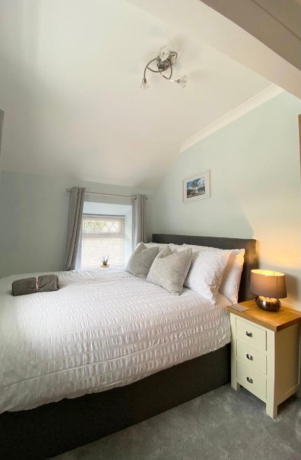 Modern 4-bed Llanwrst Town Centre & Parking - Snowdonia! Near Betws-y-coed *