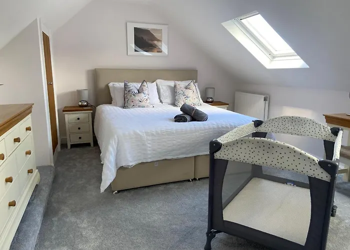 Modern 4-Bed Cottage Llanwrst Town Centre & Parking - Snowdonia! Near Betws-Y-Coed