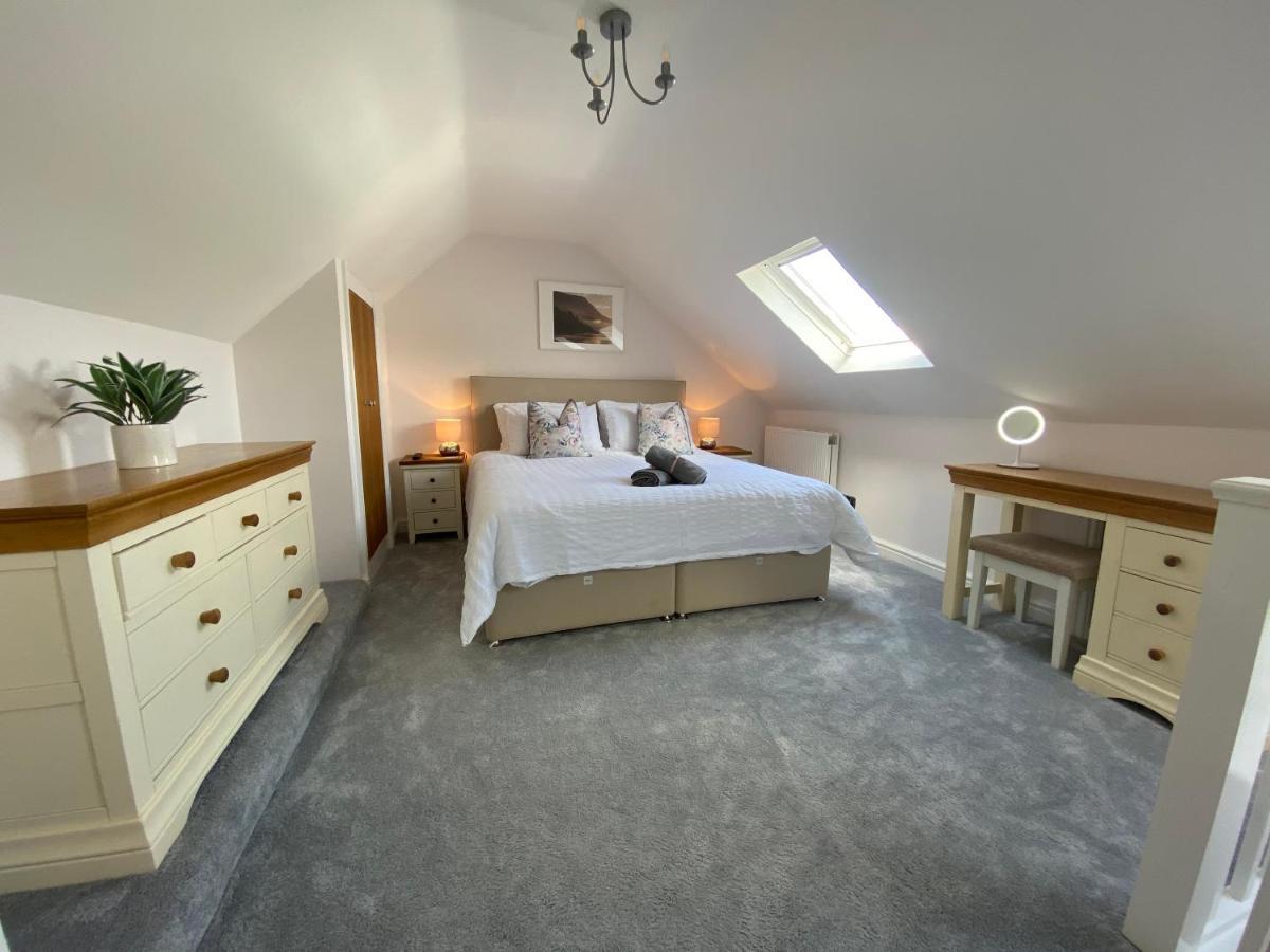 Casa de Férias Modern 4-bed Llanwrst Town Centre & Parking - Snowdonia! Near Betws-y-coed