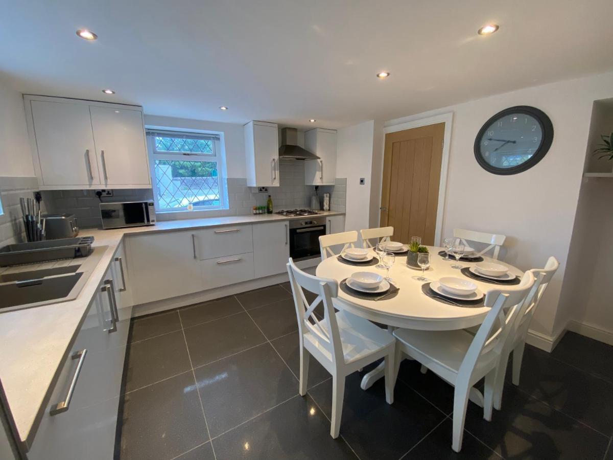 Casa de Férias Modern 4-bed Llanwrst Town Centre & Parking - Snowdonia! Near Betws-y-coed Llanrwst