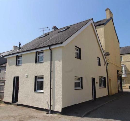Modern 4-bed Llanwrst Town Centre & Parking - Snowdonia! Near Betws-y-coed * Llanrwst