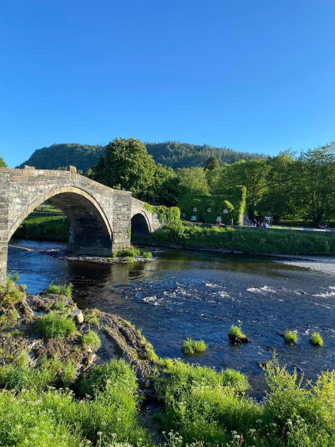 Casa de Férias Modern 4-bed Llanwrst Town Centre & Parking - Snowdonia! Near Betws-y-coed Llanrwst