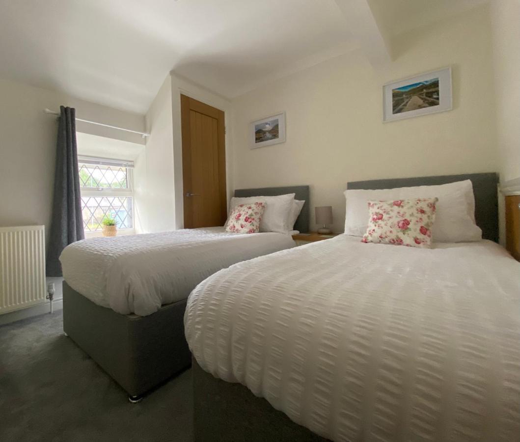 Modern 4-bed Llanwrst Town Centre & Parking - Snowdonia! Near Betws-y-coed Casa de Férias Llanrwst