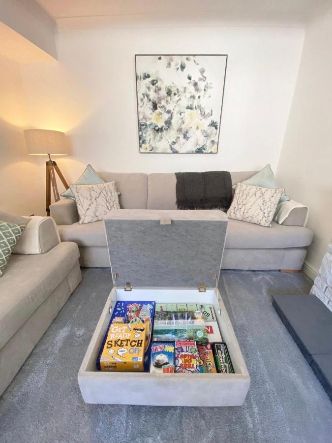 Modern 4-bed Llanwrst Town Centre & Parking - Snowdonia! Near Betws-y-coed Casa de Férias